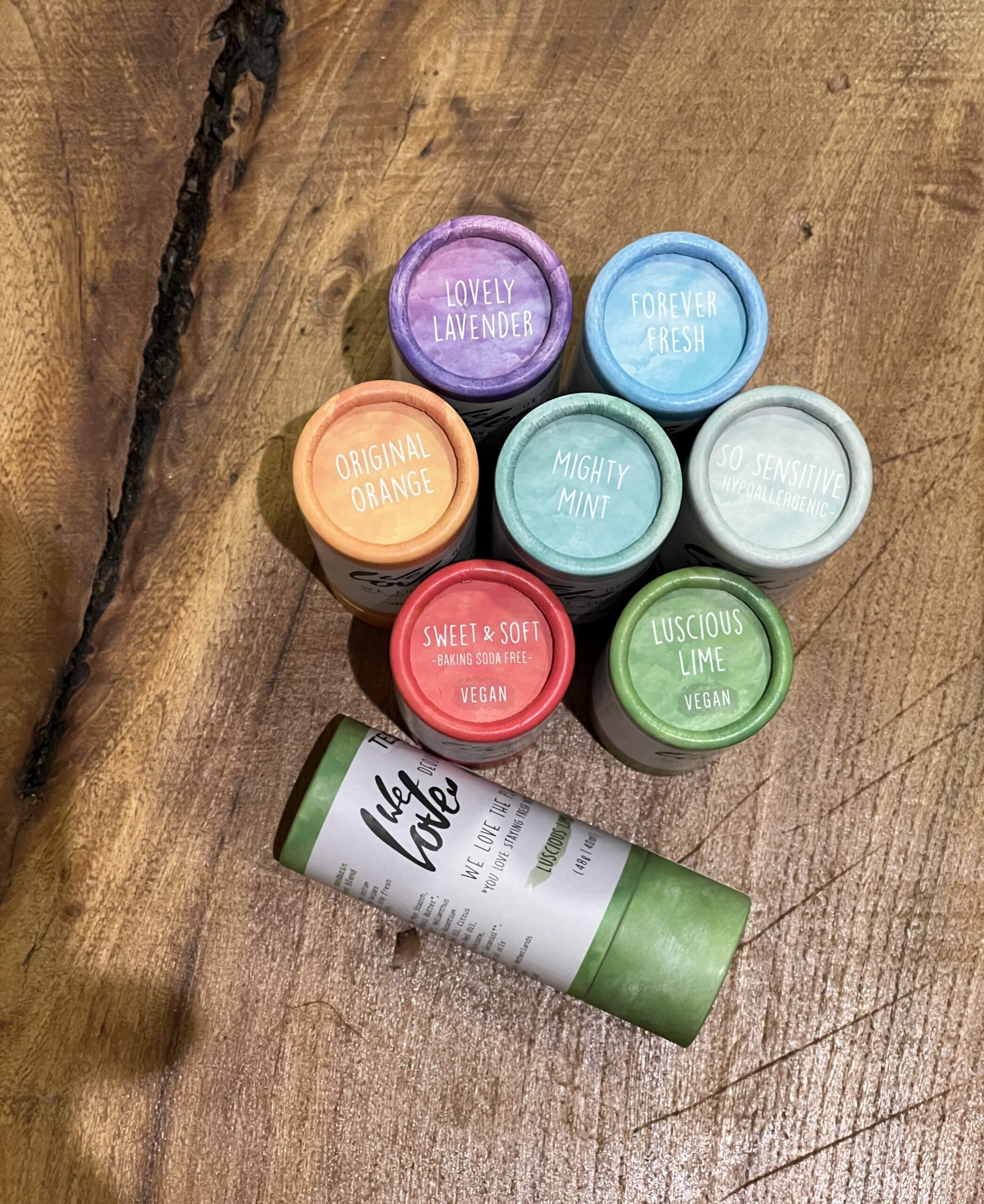 Los desodorantes We Love The Planet cuentan con ingredientes 100% naturales y ecológicos, no contienen ni aluminio ni agentes sintéticos, a la vez que sostenible gracias a su formato en stick de cartón reciclado. Con ingredientes como el aceite de coco para conseguir un efecto hidratante y refrescante ideal para pieles sensibles o como el almidón de maíz que aporta suavidad y reduce el exceso de grasa, regulando así la sudoración hacen de estos desodorantes un acierto seguro. Cuentan con una amplia gama de fragancias, entre ellos dos veganos y uno hipoalergénico para las pieles más delicadas y sensibles.